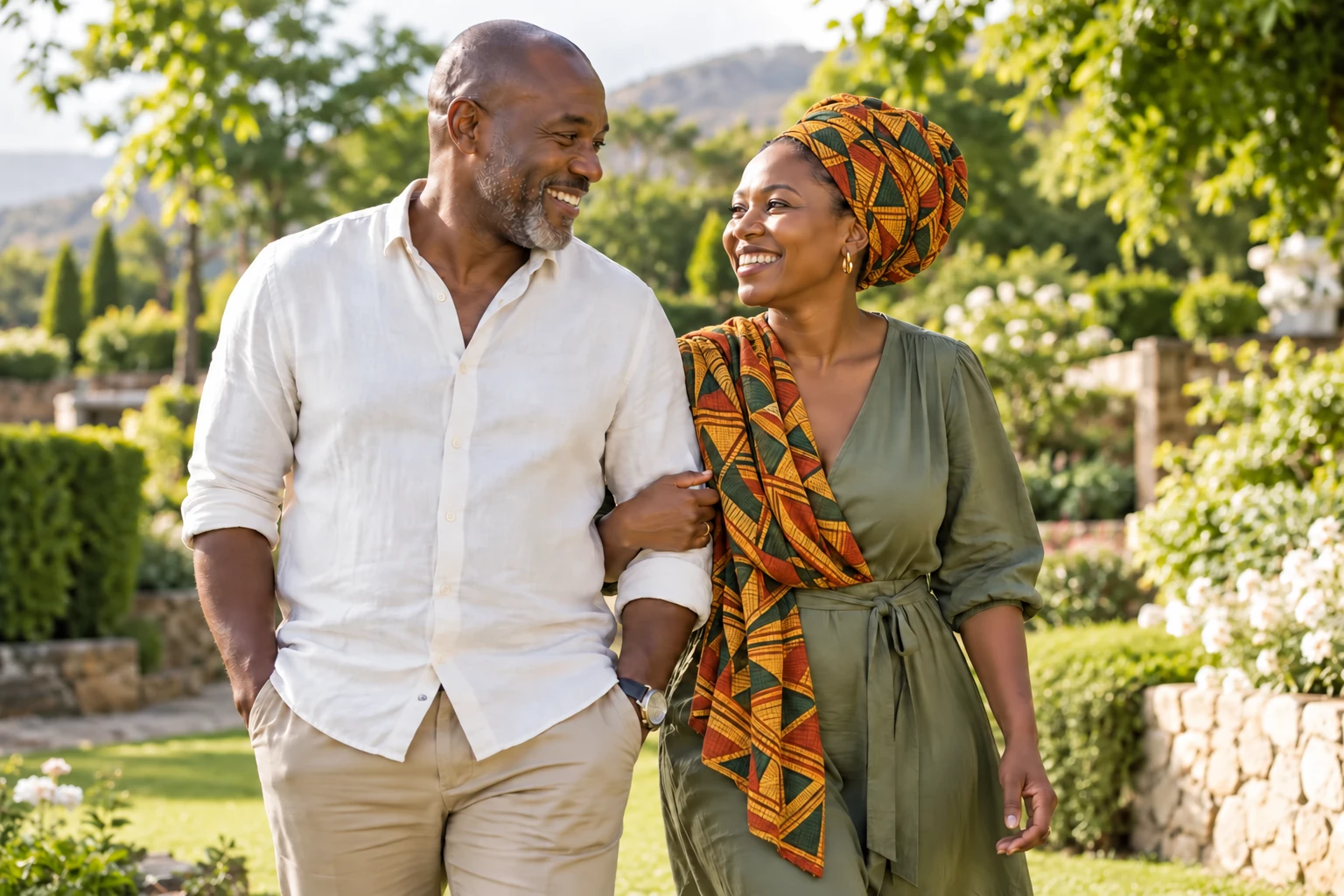Un couple souriant en plein air, la femme portant un foulard à motifs sur la tête